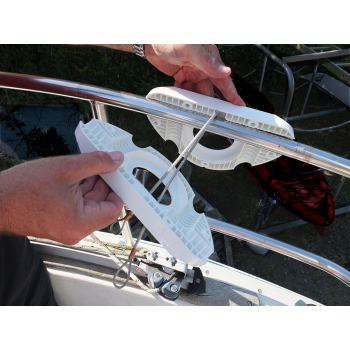 MONTAJE DE MOTOR FUERA DE BORDA BLANCO